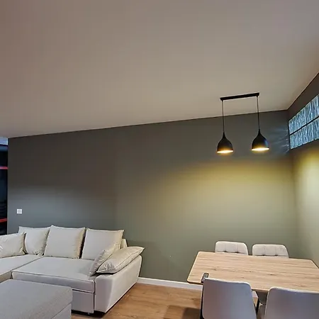 Reis Apartment *